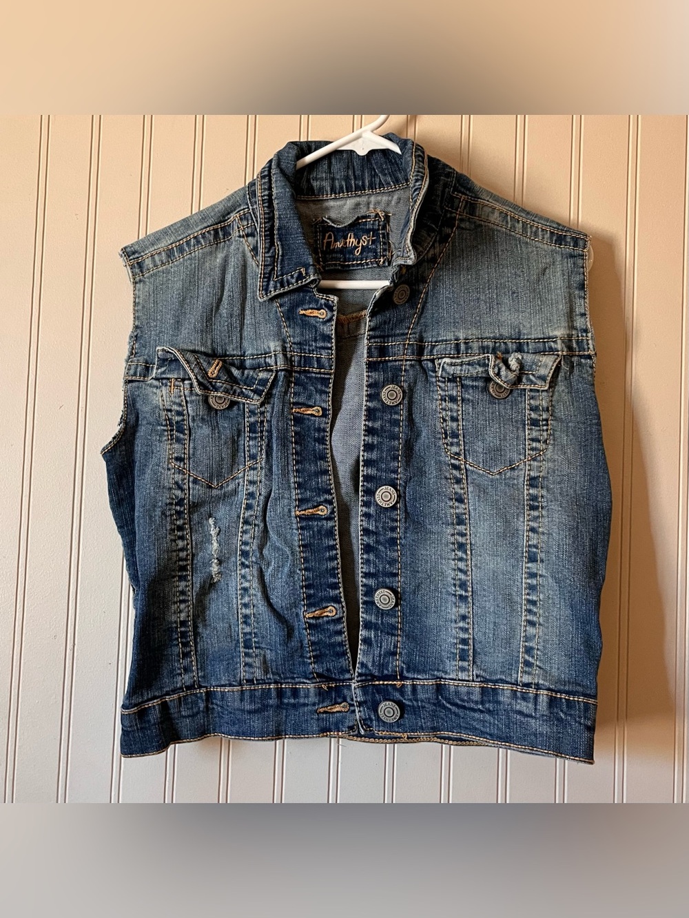 AMETHYST  DENIM WOMEN DISTRESSED VEST SIZE juniors LARGE 

In great condition